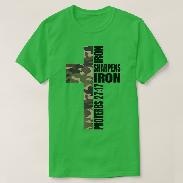 Grönt Camo Järn Sharpens Järn Christian Kor Fami T Shirt (Design framsida)