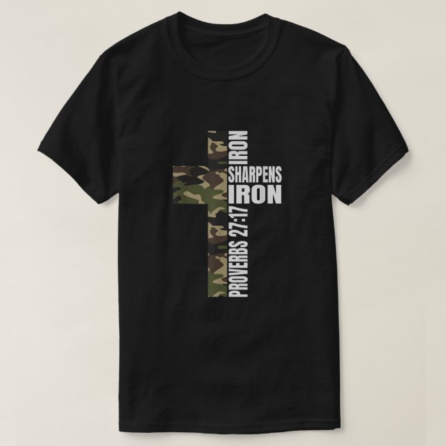 Grönt Camo Järn Sharpens Järn Christian Verse Fami T Shirt (Design framsida)