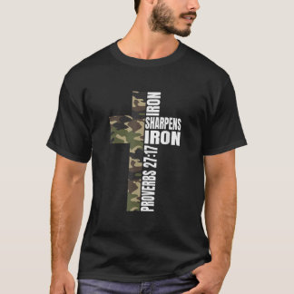 Grönt Camo Järn Sharpens Järn Christian Verse Fami T Shirt
