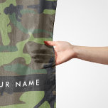 Grönt Camouflage Mönster, ditt namn, anpassa Sjal<br><div class="desc">Elegant,  snyggt och sofistikerad kamouflage mönster i grönt och brunt färg. Modern gåva och trendig,  perfekt för militären älskare i ditt liv. Anpassa genom att lägga till namn,  smeknamn,  monogram eller initialer.</div>