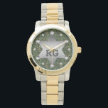 Grönt Camouflage Mönster sheriff Badge Monogram Armbandsur<br><div class="desc">Det här anpassadets kameramodesigner mönster har ett metall sheriff-märke med plats för dig att lägga till ditt monogram/initialer eller annan text. Kamouflage är i gröntens nyans och brunt. Det är en underbar design för en person i militären, en veteran, en kvinna eller man i tillsatta lagar, en jägare eller till...</div>