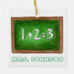 Grönt Chalkboard Slate Classroom School Teacher Julgransprydnad Keramik<br><div class="desc">Ornament har en originalmarkörillustration av ett schalkboard-skiffer i grönten med en enkel matteekvation skriven i krita. Anpassa till en unik lärarkänning eller lärargåva.. helgdag. Denna design finns också tillgänglig för andra produkter. Ser du inte vad du är tittar för? Behöver du hjälp med anpassning? Kontakta Rebecca för att få något...</div>