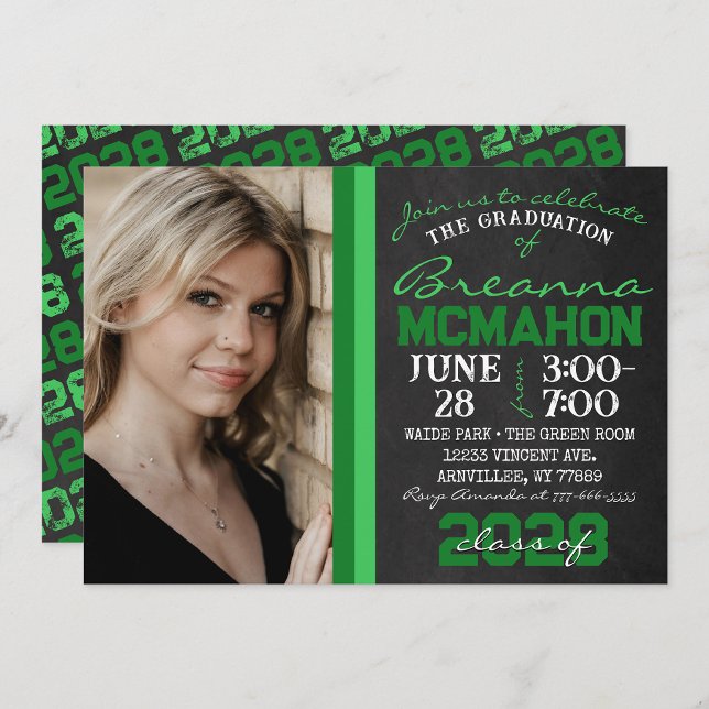 Grönt Chalkboard Studenten Photo Inbjudningar ( Repeating Class Year 1 & 2 Photo Graduation Invitations & Announcements)