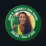 Grönt Cheerwriter Photo High School Spirit Knapp<br><div class="desc">Den här coolan har skräddarsytt fotopresenten med högskoleledare med vit typografi av ditt team och namn på en grönt. Anpassa dig med ditt student-foto och klassår som en stolt,  bekväm förälder. Ett mamma och pappa kan bära dessa knappar till konkurrens och spel.</div>