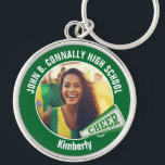Grönt Cheerwriter Photo High School Spirit Rund Silverfärgad Nyckelring<br><div class="desc">Den här coolan har skräddarsytt fotopresenten med högskoleledare med vit typografi av ditt team och namn på en nyckelkedja för grönt med en snickare megafon. Anpassa dig med ditt student-foto och klassår som en stolt,  bekväm förälder. En underbar gåva till mamma eller pappa.</div>
