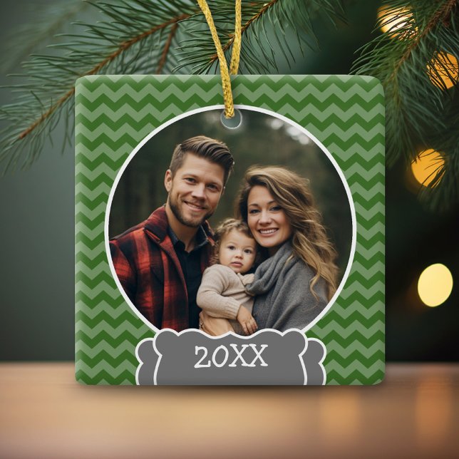 Grönt chevrons fotot ram med år julgransprydnad keramik (Personalized Photo Ornament - Christmas Keepsake)