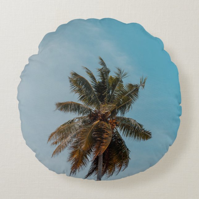 Grönt coconut träd under blå himmel rund kudde (Framsidan)