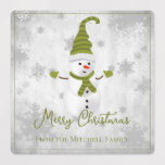 Grönt Cute Snögubbe Helgdag Baking Labels Klistermärke<br><div class="desc">din helgdag med vänner och familj med den här Grönten Cute Snögubbe Helgdag Baking Labels. Etikettdesignen har ett sött snögubbe i en hatt, scarf och handskar som är adorderade med grått och vitt snöflingor mot en grått-grinig bakgrund med ett utrymme som du kan anpassa med ditt eget Julhälsningar och med...</div>