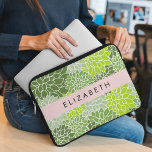 Grönt Dahlia Flowers, Blommönster, ditt namn Laptop Fodral<br><div class="desc">Elegant,  snyggt och sofistikerat mönster med blommor av grönt Dahlia. Modern gåva och trendig,  perfekt för blommigtens design älskare i ditt liv. Anpassa genom att lägga till namn,  smeknamn,  monogram eller initialer.</div>