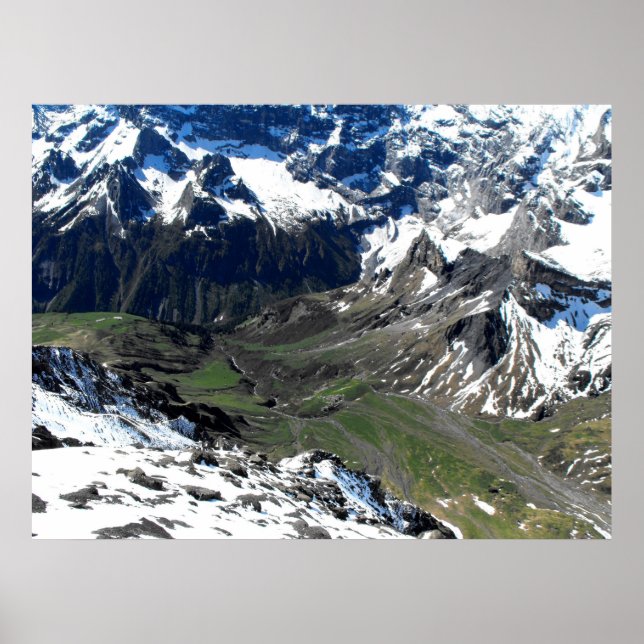 Grönt-dalen nära Schilthorn-berget Poster (Framsidan)
