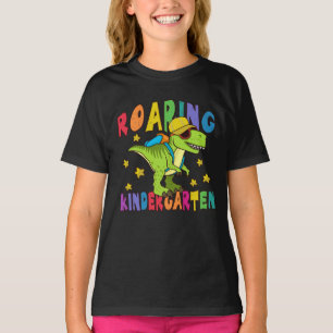 Grönt Dinosaur Roaring Kindergarten Back to school T Shirt