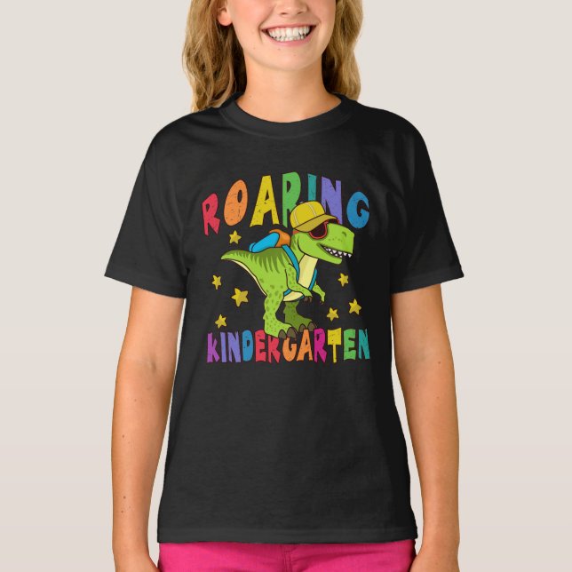 Grönt Dinosaur Roaring Kindergarten Back to school T Shirt (Framsida)