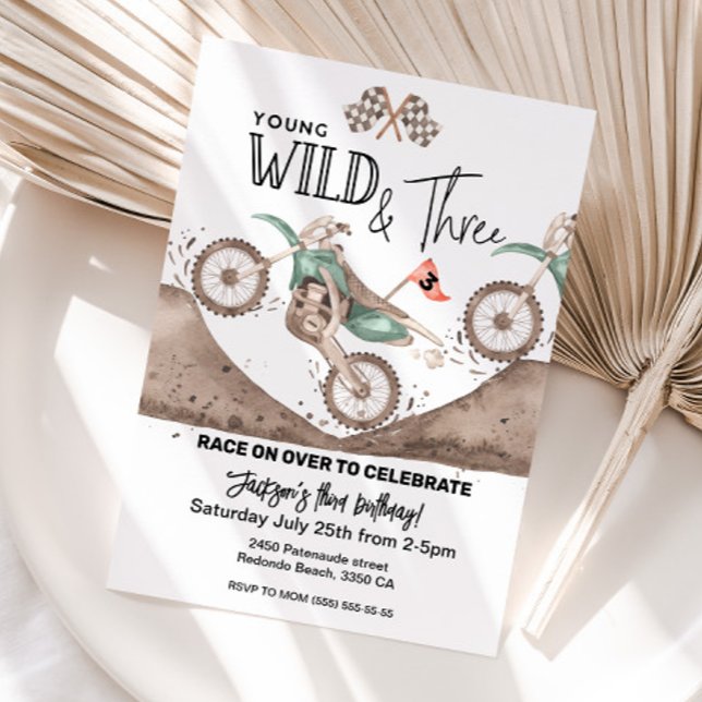 Grönt Dirt Bike 3:e födelsedag Unga VILD och TRE Inbjudningar (Young WILD and THREE dirt bike invitation, green dirt bike party)
