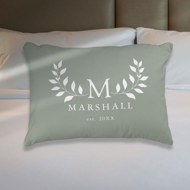 Grönt Elegant Modern Blommigt Monogram Family Namn Prydnadskudde (Green Elegant Modern Floral Monogram Family Name Accent Pillow)