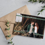 Grönt Enkel modern Bröllop spara datum Spara Datumet<br><div class="desc">Enkla Modern Bröllop spara datum personlig-fotokort. Om du vill ha en mer avancerad anpassning av den här designen klickar du på knappen Anpassa! Matchningsalternativ och fler alternativ för färg finns också på begäran.</div>