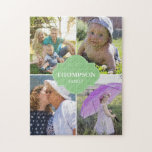 Grönt etikett lodrät 4 Family Photo Collage Pussel<br><div class="desc">Anpassa det här pusslet med familjefotografier, inkludera ditt favoritfoto av barnen, mor- och farföräldrar, föräldrar, husdjur osv. Upp till 4 bilder att ersätta. Ändra alla foton och familjens efternamn. Gör en underbar gåva till familjetid. En grönt-etikett, ram, designdetaljer på mitten. *Du får inte tveka att kontakta mig om du behöver...</div>