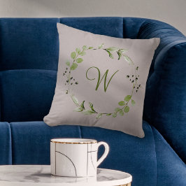 Grönt Eucalyptus & Löv krandskript Monogram Kudde