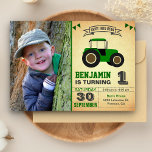 Grönt Farm Tractor Kids Photo Födelsedagsfest Inbjudningar<br><div class="desc">Förbluffa dina gäster med det här coola traktortemat födelsedagsfest inbjudan med en söt grönt lantbrukstraktor med pulserande typografi på en vintagens parkeringsbakgrund. Lägg helt enkelt till din händelseinformation på den här lättåtkomliga mallen och lägg till det här kortet med ditt barns favoritfoto för att göra det till en inbjudan av...</div>