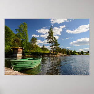 Grönt fartyg i en fjord i norgeaffischtryck poster