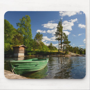 Grönt fartyg i en fjord i norgemousepad musmatta