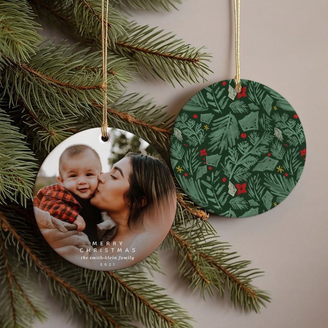 Grönt Festive Botanical Photo Julgransprydnad Keramik (Green festive botanical watercolor ornament featuring personalized names and photo.)