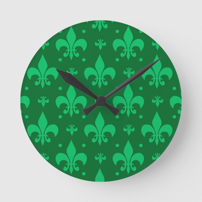 Grönt Fleur-de-lis Mönster Design Rund Klocka (Framsida)