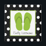 Grönt Flinflip flops / Svart med vit Polka dots Magnet<br><div class="desc">En magnet för personlig som innehåller en illustration av ett par grönt flinflip flops inuti en vit kvadrat med grönt trim. Bakgrunden är svart med vitt polka dots.</div>