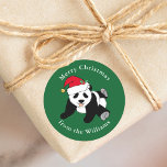 Grönt för Anpassningsbarna Santa Panda Bear Santa  Runt Klistermärke<br><div class="desc">Den här söta julpandbjörnen är ett vackert vild djurdekal för en person som kärlek panda bär den bäran roliga,  röda tomten. Gröntens förpackningsmärken bör förses med etiketter för att ange varifrån presenten kommer under helgdagarna.</div>
