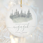 Grönt för första julhelgen, maskinskript julgransprydnad keramik<br><div class="desc">Minneshögtidlighålla din förlovning med detta vackra,  vackra,  vackra prydnadsföremål. Grönten "Vår första jul förlovad" står med ord "förlovad" i skript för elegant med blommor före och efter. Vattenfärgsillustrationen visar vinter-gröna träd i vedmarksskogar i muterade grönt- och grått-nyanser.</div>