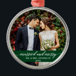 Grönt för gift och merry Bröllop Calligraphy Julgransprydnad Metall<br><div class="desc">Skriptet Bröllop Photo Grönt Ornament för gift och merry Elegant Calligraphy</div>