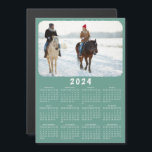 Grönt för magnetmålskalender för 2024<br><div class="desc">Denna moderna minimalistiska magnetkalender stil 2024 är lätt att anpassa med ett personligt foto för att skapa en unik keepy för nära och kära. Klicka på "Anpassa den här mallen" och ändra fotot för att få resultatet med samma snyggt ram-utseende kant runt bild. Den här designen i Tal grönt och...</div>