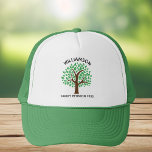 Grönt för matchning av Anpassningsbar för Family R Keps<br><div class="desc">Anpassa de här söta matchande träd-hattarna i grönt till nästa familjeåterförening. Anpassa med familjens efternamn ovanför grönten lämnar med evenemanget och året under teckning.</div>
