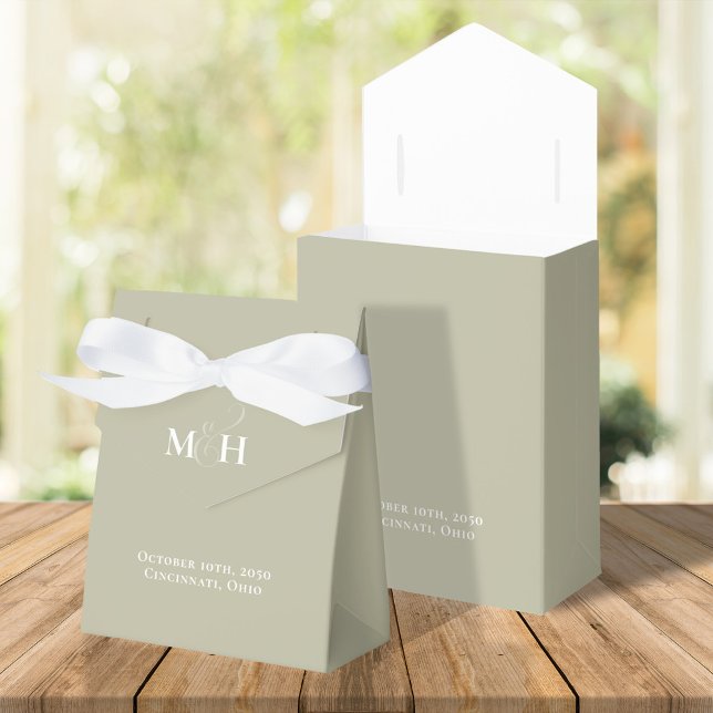 Grönt för minimalistisk sage-tjänst för bröllop presentaskar (Elegant simple sage green wedding favor box. With monogram and ampersand.)