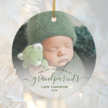 Grönt för morföräldrar första julfotopatoden julgransprydnad keramik<br><div class="desc">Hjälp dem att fira sitt första barnbarn med denna vackra moderna keepsaksdekoration. I grönten står det "Vår första jul som morföräldrar", med "morföräldrar" i ord i handskript i elegant med blommor före och efter. Ersätt enkelt exempelbilden med ditt favoritfoto från nyfödd bebis och lägg till namn och året. Ett vitt...</div>