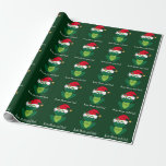 Grönt för Personlig av julgran för cute Frog Presentpapper<br><div class="desc">Roligt julgrodor på söta röda Jultomtarna med jingle klockor och mistletoe. Den här festliga helgdag av grönt som är papper med ett leende grönt-froggidjur gör mig till lycklig och fullt av julmunk. Anpassa dessa för dina presenter.</div>