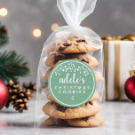 Grönt för Personligen Julkookies Runt Klistermärke<br><div class="desc">Lägg till en elegant vid helgdag med de här märkrna. Märket har grönt,  vita bär,  skript och modern typografi. Dessa klistermärken kommer att fästas väl vid alla yta - plastpåsar,  pappra presentpåsar,  kartong eller glas.</div>