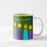 Grönt för skript i Bold Menorah Candles Lycklig Ha Två-Tonad Mugg<br><div class="desc">"Lycklig Hanukkah." Här är ett enkelt sätt att komma in på helgdag varje morgon. Lägg till extra gnistra på din dag när du slappna av med din favoritdryck i den här färgfulla anpassningsbarna Hanukkah-kaffet mugg. En lekfull, konstgjord illustration av blå menorahljus med färgstark faux foil mönster och modern typografi täcker...</div>
