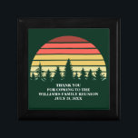 Grönt Forest Sunset Anpassningsbar Family Reunion  Minnesask<br><div class="desc">Coola av solnedgångslåda i vacker grönt för en utomhusfamiljens återförening party eller naturens reträtt. Anpassad design har en vacker solnedgång i vintagen över en skog av söt träd ovanför personligen.</div>