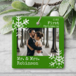 Grönt Första jul, mr. & Mrs Anpassningsbar Photo Julgransprydnad Keramik<br><div class="desc">Anpassa den här prydnaden med ditt foto från bröllop och lägg till ditt efternamn tillsammans med året för den här underbara julfesten.</div>