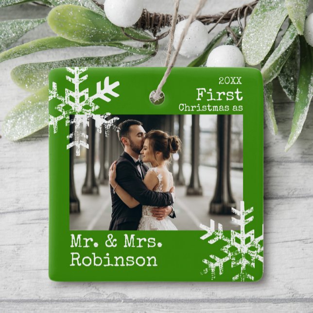 Grönt Första jul, mr. & Mrs Anpassningsbar Photo Julgransprydnad Keramik (Rustic snowflake family holiday keepsake photo ornament perfect for gifts to bring joy to others.)