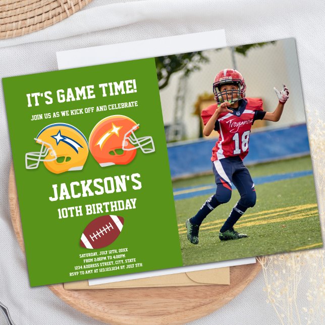 Grönt Fotbollsdagsinbjudningar med foto Inbjudningar (Green Football Birthday Invitations with photo)