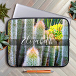 Grönt fuzzy cacti-foto lägga till ditt namnskript  laptop fodral<br><div class="desc">Den här grönten kommer den oskarpa orangen att få dig att drömma om soliga dagar och den fredliga atmosfären i en sommarträdgård när du användor det här fantastiska fotografiet med det egna namnet neopren laptop sleeve. Laptop sleeve finns i tre storlekar: 15, 13 och 10 tum. Gör en underbar gåva...</div>
