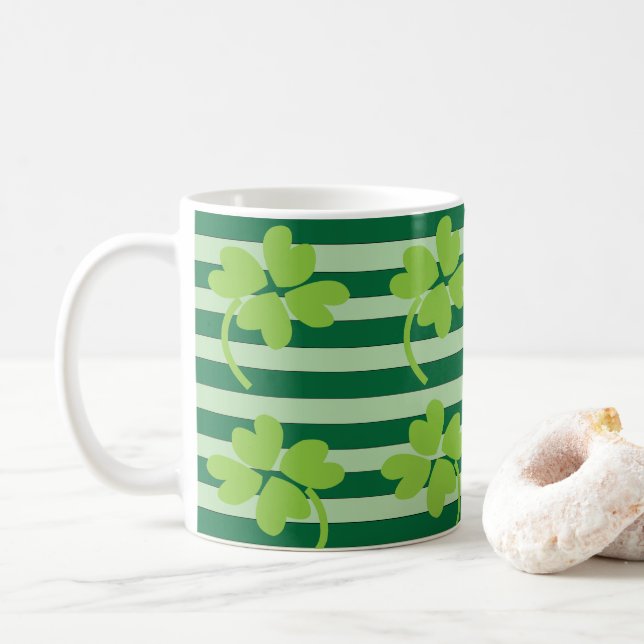 Grönt fyraklöver St Patricks Day-mönster Kaffemugg (Med munk)