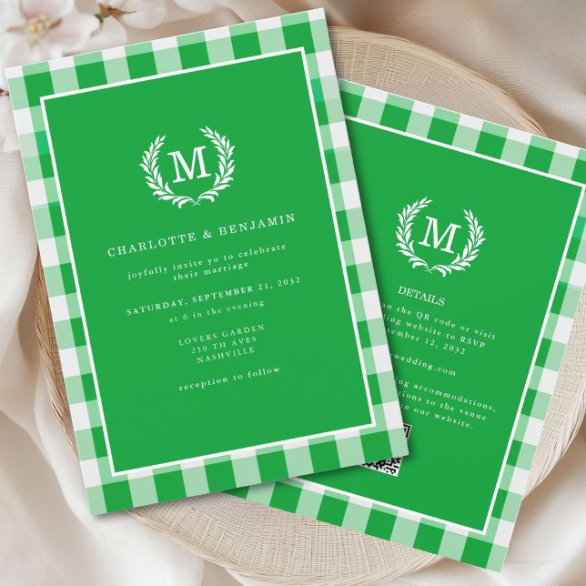 Grönt Gingham Monogram Vapensköld QR-kod Inbjudningar (Green Gingham Monogram Crest Invitation with QR Code dor Details, Wedding Website, RSVP.)