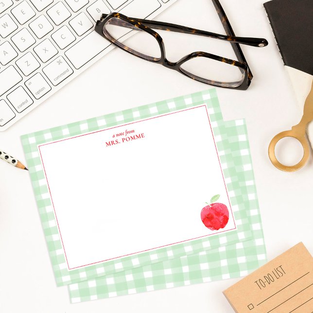 Grönt Gingham Red Apple Teacher Anteckningskort (Rustic Green Gingham with Watercolor Apple Note Card on desktop)