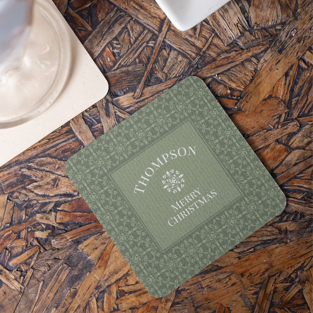 Grönt God jul Modern Elegant Snöflingor Underlägg Papper Kvadrat (Elegant green Merry Christmas snowflake coaster with festive winter holiday drink table decor.)