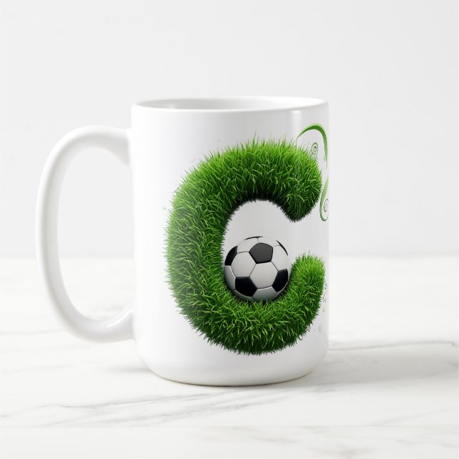 Grönt gräs Bokstav C Topiary Med Fotboll Kaffemugg (Vänster)