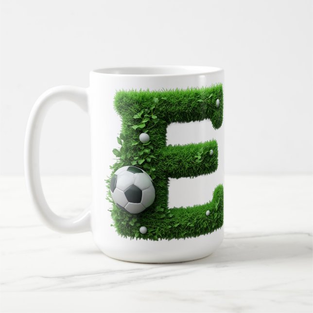 Grönt gräs Bokstav E Topiary Med Fotboll Kaffemugg (Vänster)