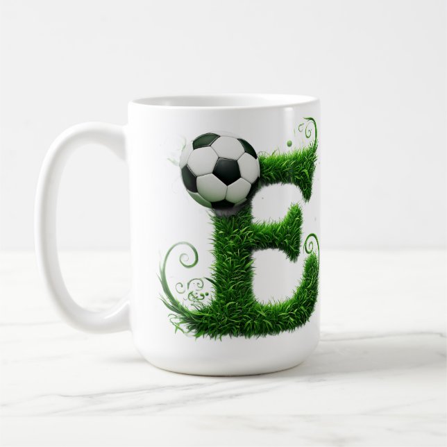 Grönt gräs Bokstav E Topiary Med Fotboll Kaffemugg (Vänster)