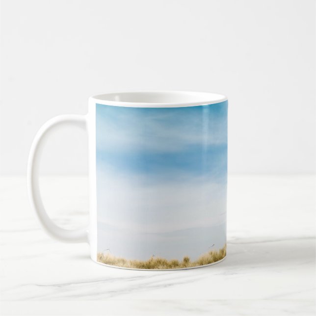 Grönt gräs fält under blå himmel kaffemugg (Vänster)